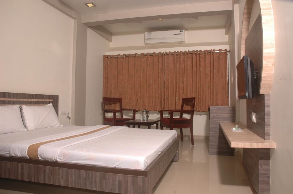 Hotel Sapphire Junagadh Room photo